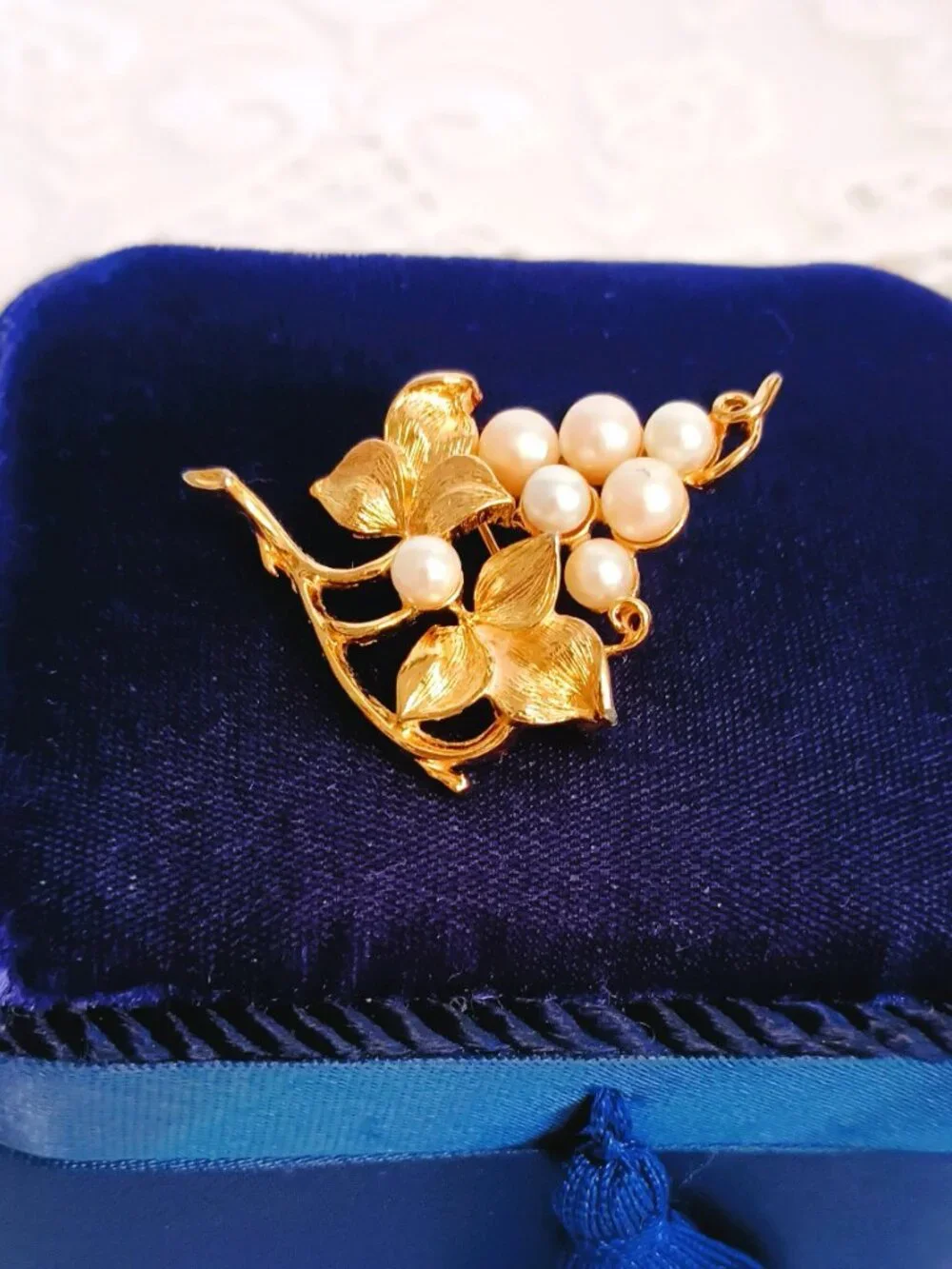 Lisner  Vintage Grape Cluster Brooch Brushed Gold Tone Vines Faux Pearls Pin